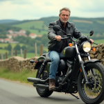 Homme français en moto dans la campagne paisible